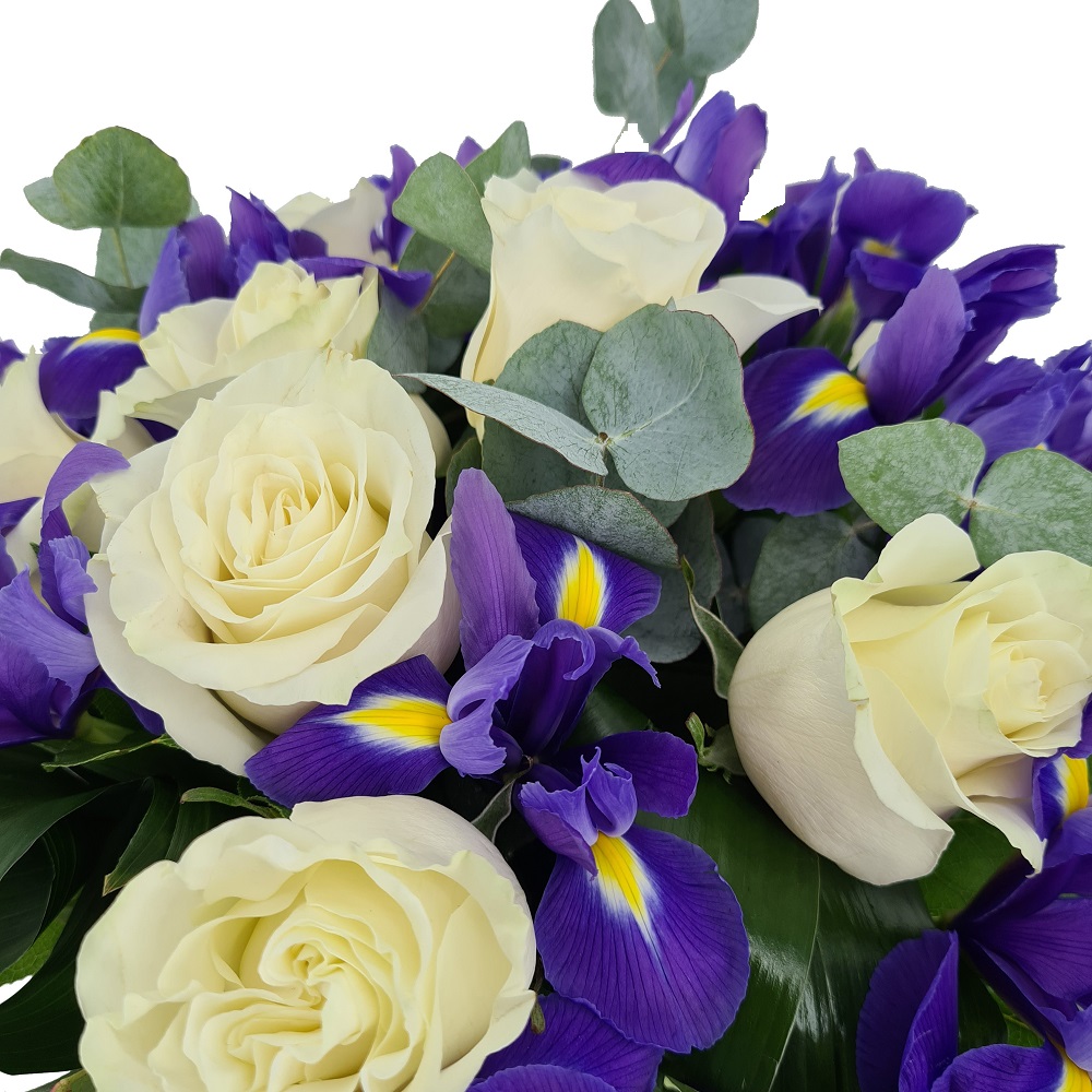 Buchet cu trandafiri albi și iriși albaștri