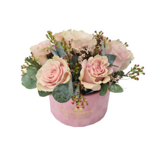 Cutie cu 7 trandafiri roz si waxflower