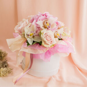 Cutie pastel cu hortensie, trandafiri si orhidee-0