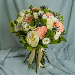 Buchet cu Trandafiri, Eryngium, Lisianthus alb si Green Trick-0