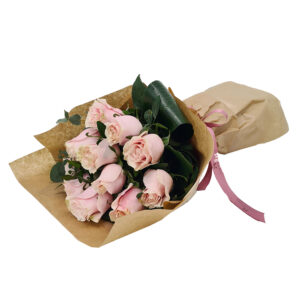 buchet 11 trandafiri roz pal cu eucalipt si ambalaj kraft