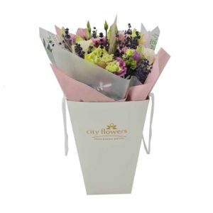 Cityflowers bag cu lisianthus si lavandă