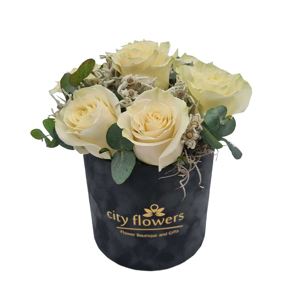 Cutie cu trandafiri albi si floare de colt (1)
