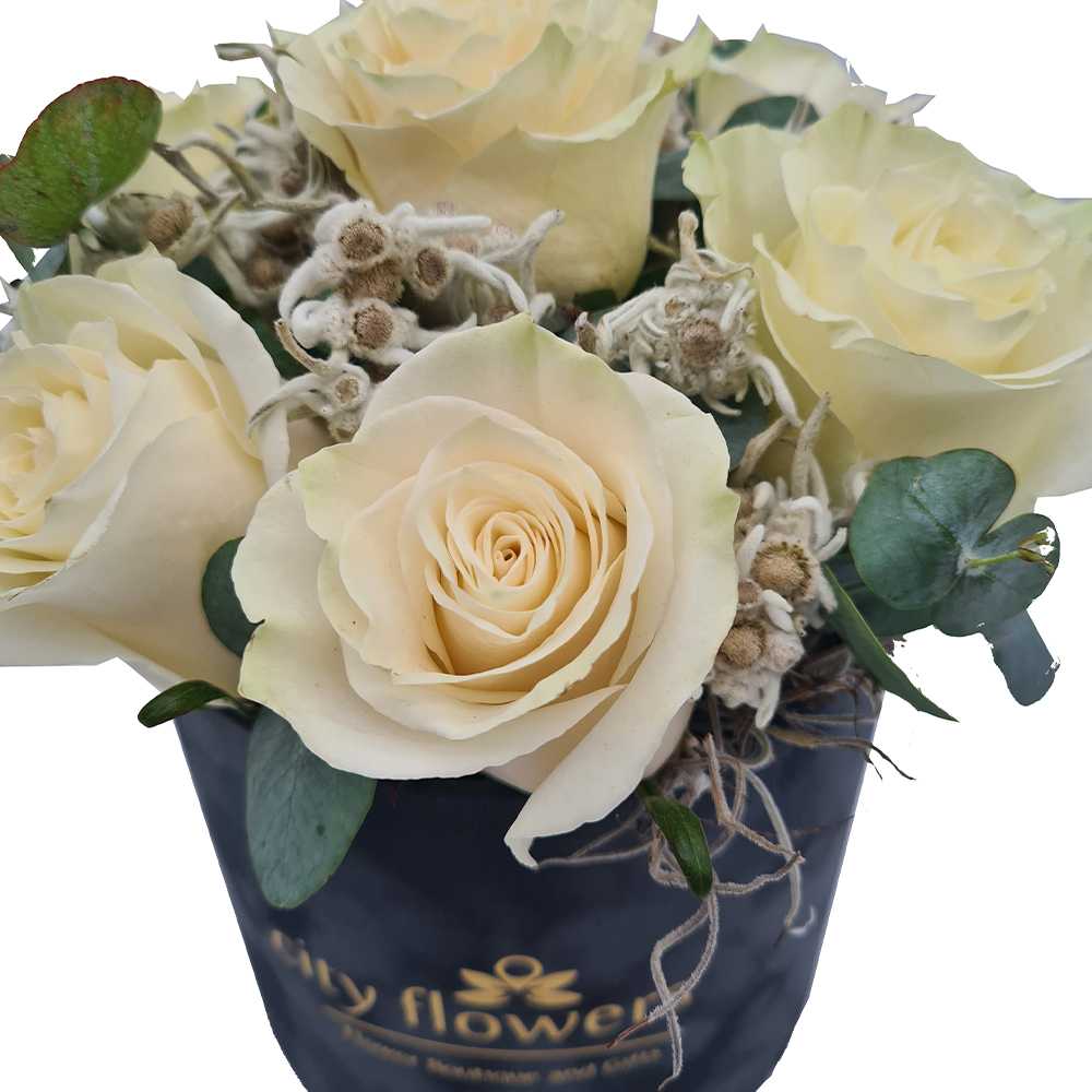 Cutie cu trandafiri albi si floare de colt (4)